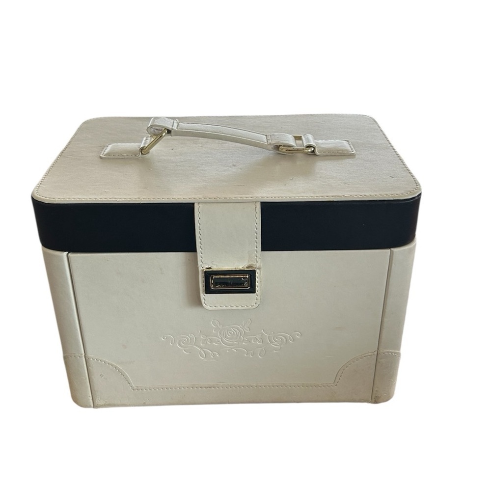Elegant Cream and Black Travel Jewelry for Box